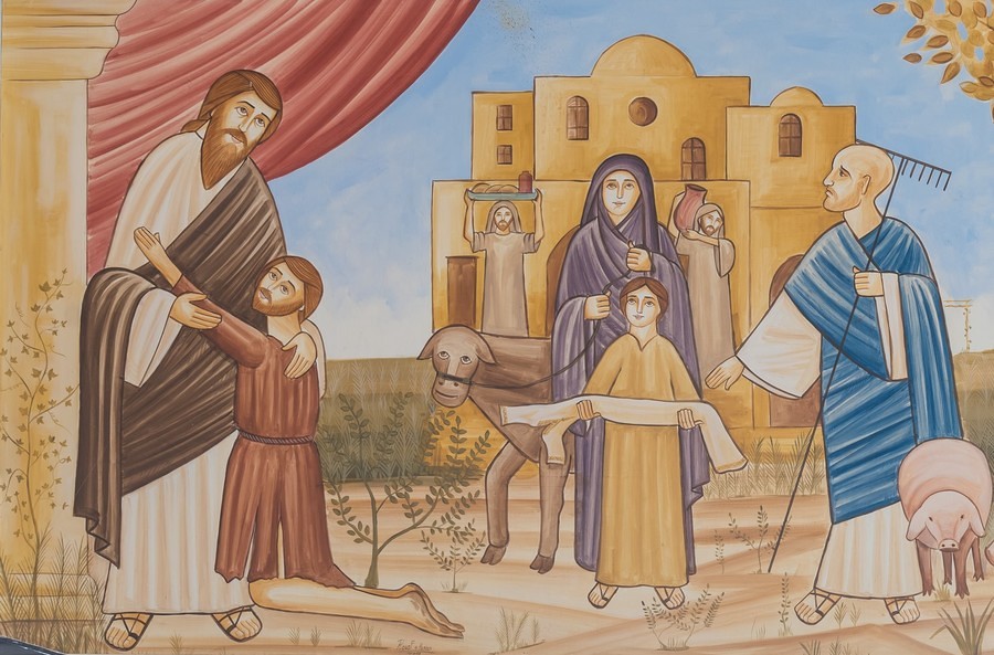 Christus erzählt in diesem Gleichnis von einem Sohn, der seine Familie verlässt und sein vorzeitig ausgezahltes Erbe verprasst.  Er kehrt reumütig zu seinem Vater zurück und bekennt sich zu seinem Fehler. Der Vater ist erfreut über die Rückkehr seine