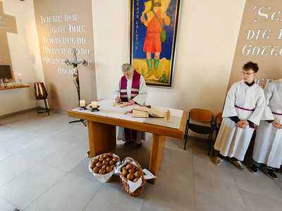 Firmlinge gestalten Gottesdienst und verteilen Minibrote in Zwentendorf