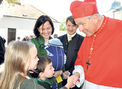 Kardinal Schöborn bei einem Pfarrbesuch/ Brigitte Ngo Van-Wagner
