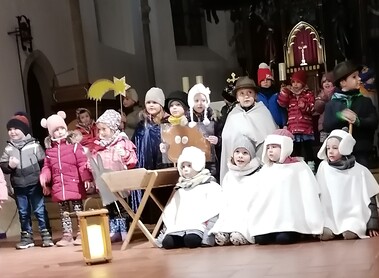 Kindergartenkinder - Adventfenstereröffnung / Gabi Mannersdorfer Pfarrkirche Harmannsdorf - 2. 12. 2024
