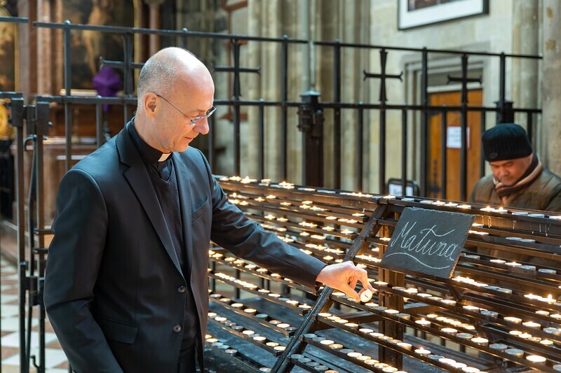 Matura: Kerzerl in Kirche anzünden via Smartphone