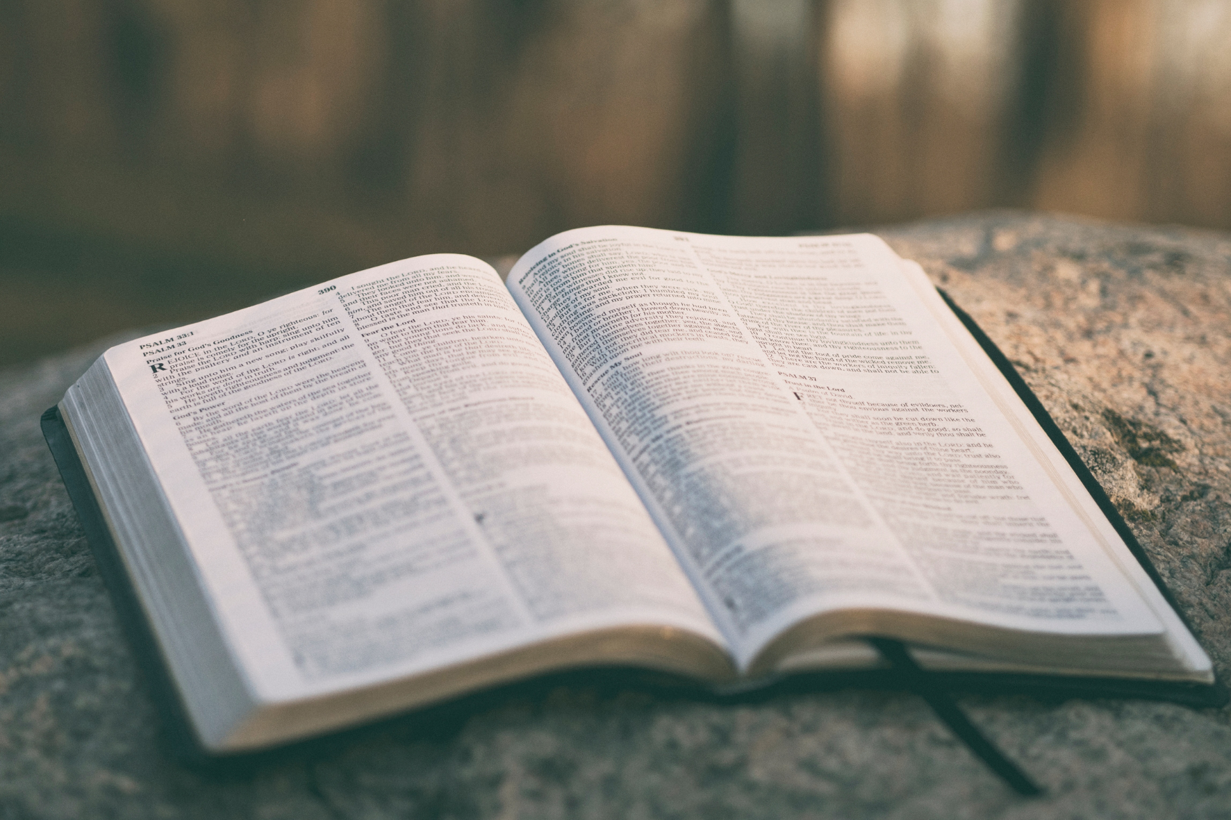 Auf dem Bild sieht man eine offene Bibel auf einem Tisch liegen.