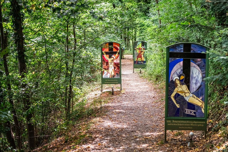 Am Gläsernen Kreuzweg geht man bis zum Waldfriedhof.