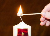 Kerze anzünden / kathbild.at/Rupprecht