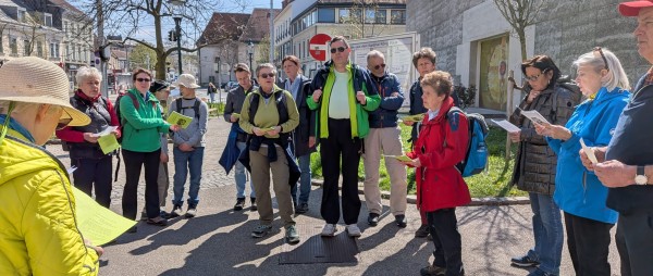 Nach Gebet und Segen macht sich die Gruppe auf nach Heiligenkreuz die 