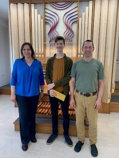 Dir. Mag. Mirjam Schmidt mit Gewinner Emil Petri und dessen Orgellehrer MMag. Johannes Wenk