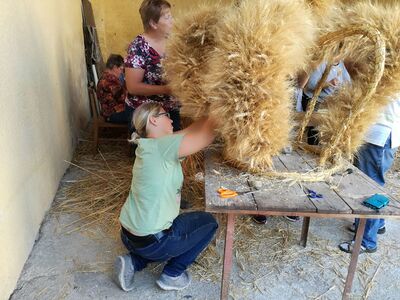 Flechten der Erntedankkrone