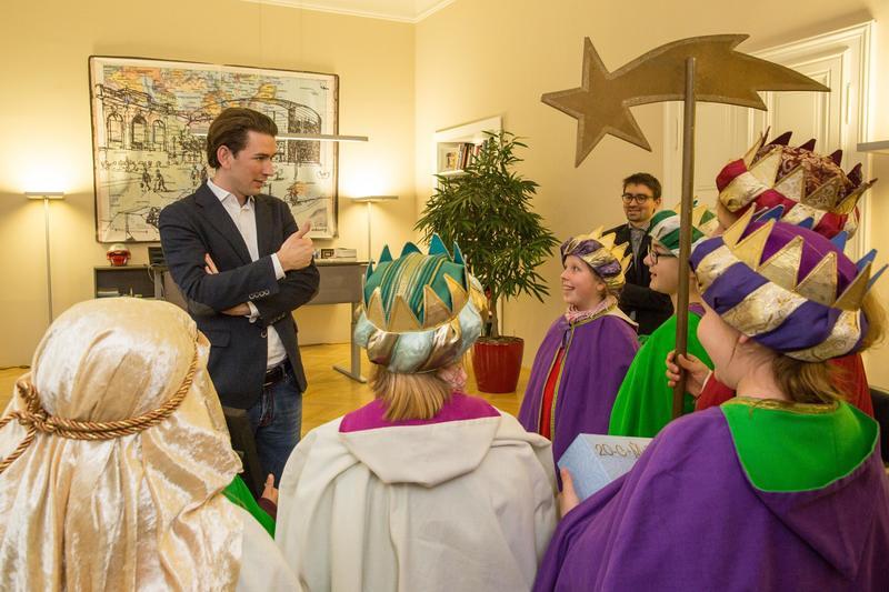 (C) photonews.at/Georges Schneider -  Wien 28.12.2016 Heute kamen die Sternsinger ins Aussenministerium am Minoritenplatz. PHOTO: Aussenminister Sebastian Kurz (