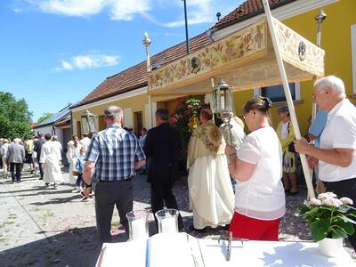Feier des Fronleichnamsfestes in Ameis