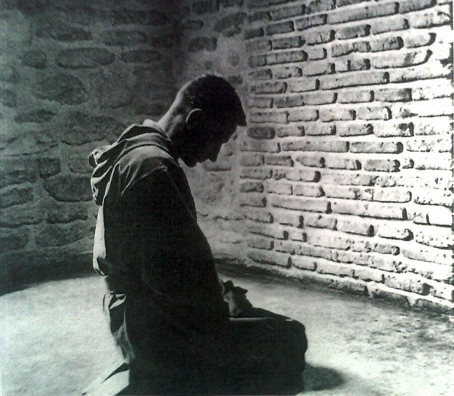 beten in einem kargen Raum, sich Gott zuwenden, Gespr?ch mit Gott, Gebet, wer regelm??ig betet, kann schneller das Gedankenkarussell abschalten.  Beten hei?t mit Gott zu sprechen ?  ob es darum geht, Sorgen und ?ngste zu teilen, um Vergebung zu bitte