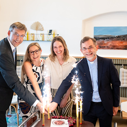 Zur Eröffnung im Sommer 2025 kamen (v.l.n.r.): Markus Figl (Bezirksvorsteher Innere Stadt), Nicole Meissner (Geschäftsführerin der St. Elisabeth-Stiftung der Erzdiözese Wien), Elisabeth Zehetgruber (Leiterin von Mamas Café), Josef Grünwidl (damals no