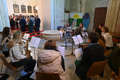 Msgr. Franz Schuster spendete 22 Jugendlichen das Firmsakrament