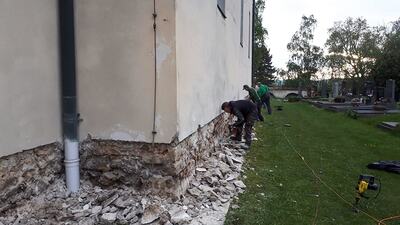 Abschlagen des Putzes im Sockelbereich