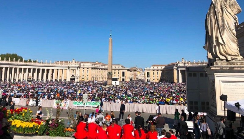 Papst betet gemeinsam mit Zehntausenden Jugendlichen