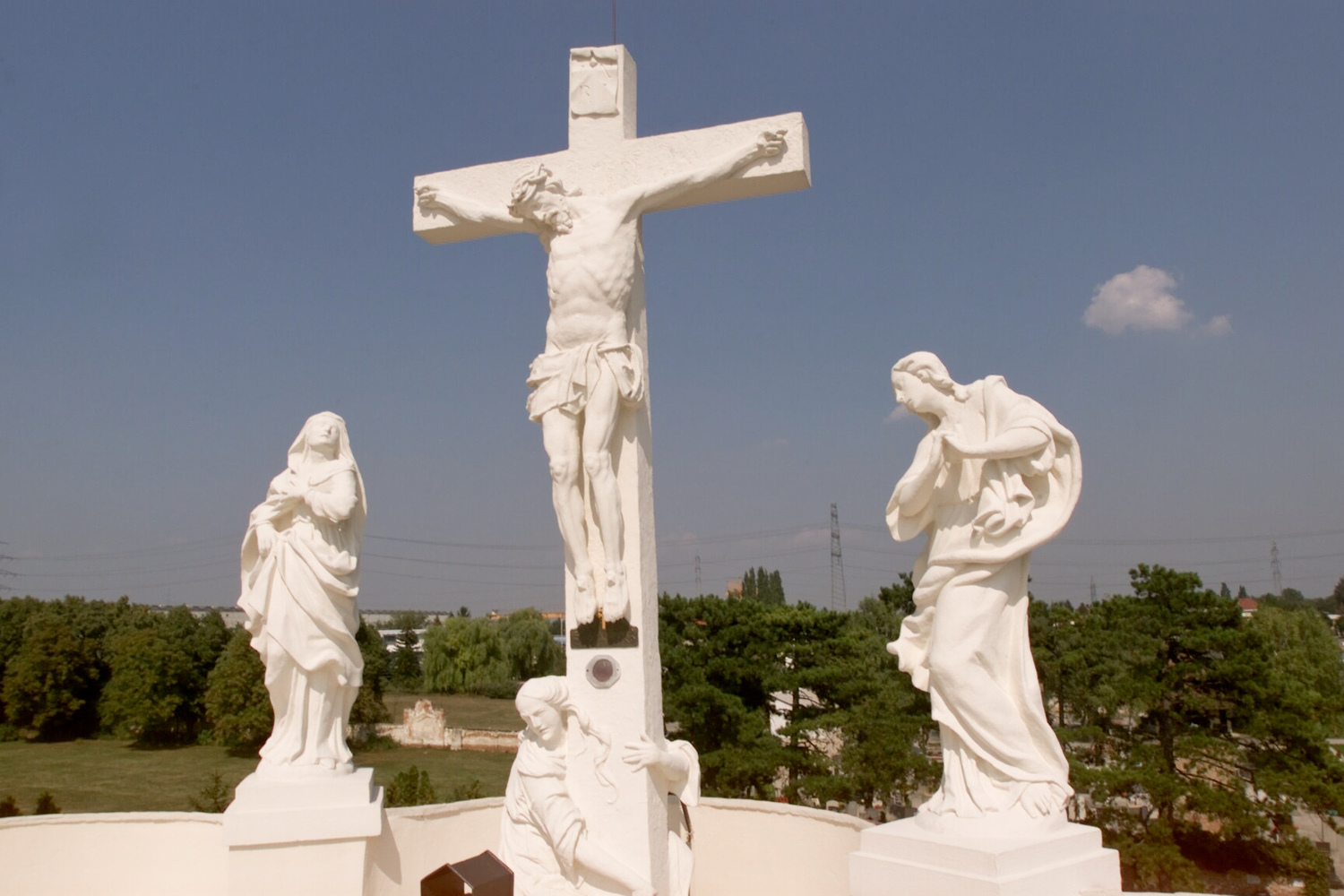 Kalvarienberg, Kreuzigungsgruppe mit Maria, Maria Magdalena, Jesus und Johannes