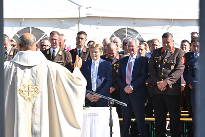 Pater Nicholas feierte Gottesdienst und segnete das neue Einsatzfahrzeug