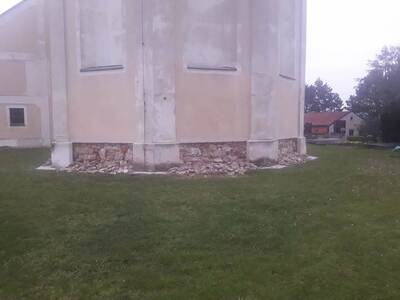 Abschlagen des Putzes im Sockelbereich