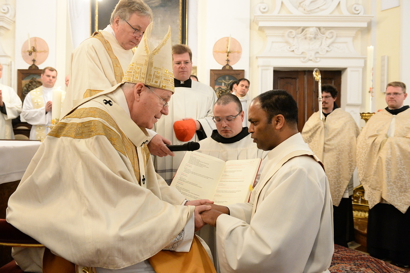 Priesterweihe. Kardinal Christoph Schönborn weiht P. Saji MULLANKUZHY OH zum Priester