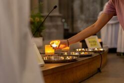 Entzünden von Kerzen / Erzdiözese Wien/ Stephan Schönlaub