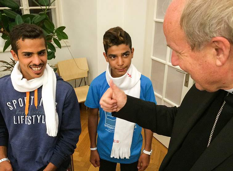 Kardinal Christoph Schönborn spricht jungen Flüchtlingen Mut zu