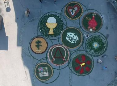 Blumenteppich vor der Kirche / m.mengl