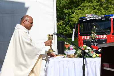 Pater Nicholas feierte Gottesdienst und segnete das neue Einsatzfahrzeug
