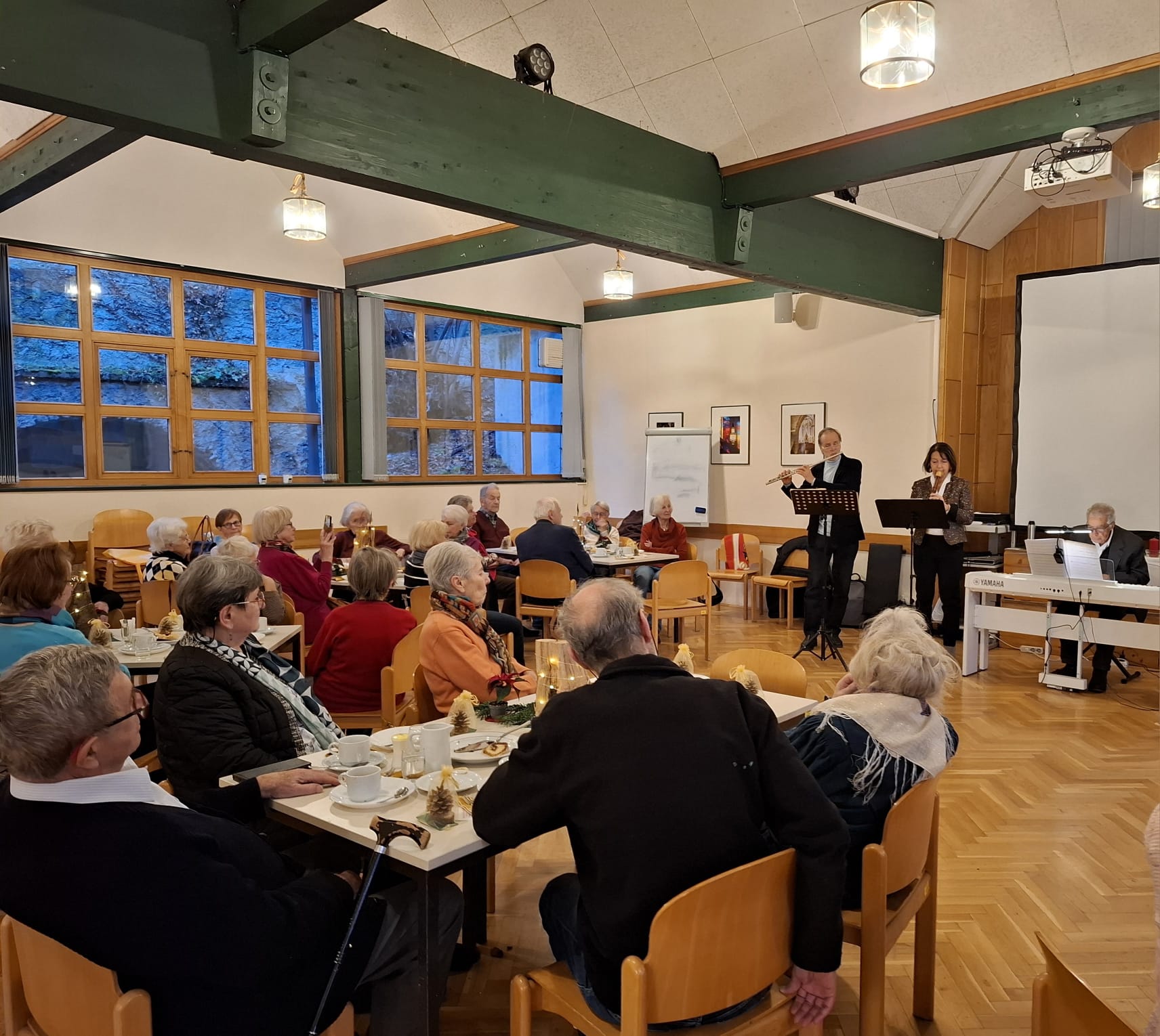 Senioren sitzen um Tische