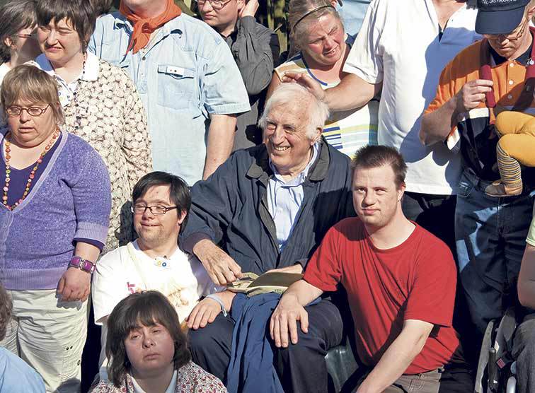 Jean Vanier bei einem multi-nationalen Jugendtreffen in Trier (2009)