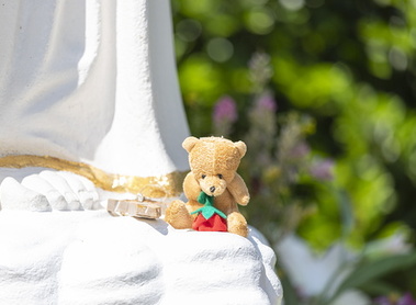 Stofftier auf Heiligenstatue / Glaube im Bild | Die katholische Fotoplattform Stofftier auf Heiligenstatue