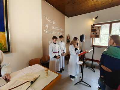 Firmlinge gestalten Gottesdienst und verteilen Minibrote in Zwentendorf