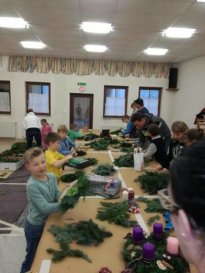 Konzert, Pfarrkaffee, Adventkranz flechten