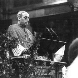 Weihbischof Helmut Krätzl hält 1990 anlässlich des 85. Geburtstags von Kardinal König eine Rede.