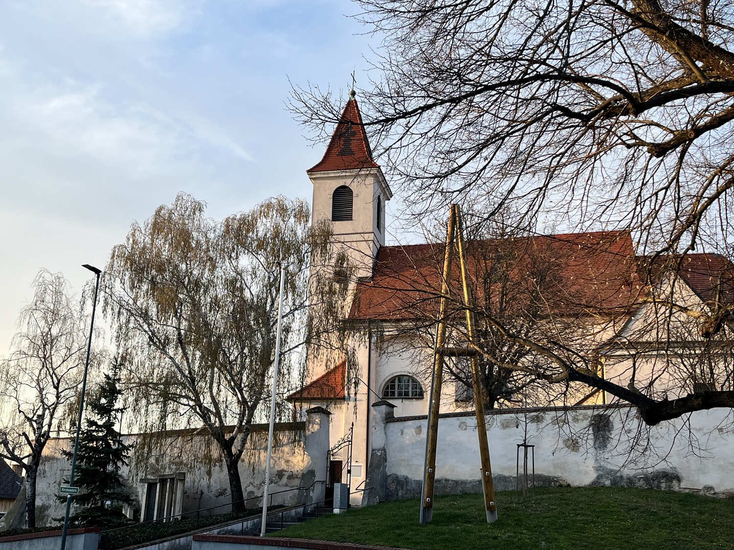 Außenansicht der Kirche NIederabsdorf