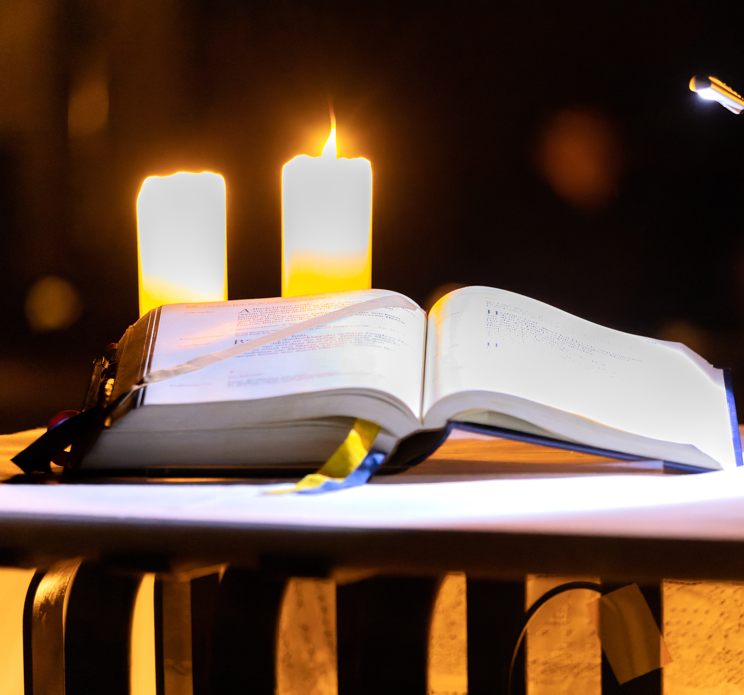 In vielen Kirchen öffnen sich im Advent noch in der Dunkelheit die Tore und Menschen ziehen mit brennenden Kerzen und Laternen zur Roratemesse ein. Gerade auch im städtischen Raum wird dieser Brauch wieder beliebter, hilft er doch den Advent bewusst 