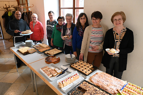 Pater Nicholas und die Frauenbewegung beim Kuchenbuffet