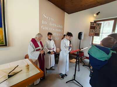 Firmlinge gestalten Gottesdienst und verteilen Minibrote in Zwentendorf