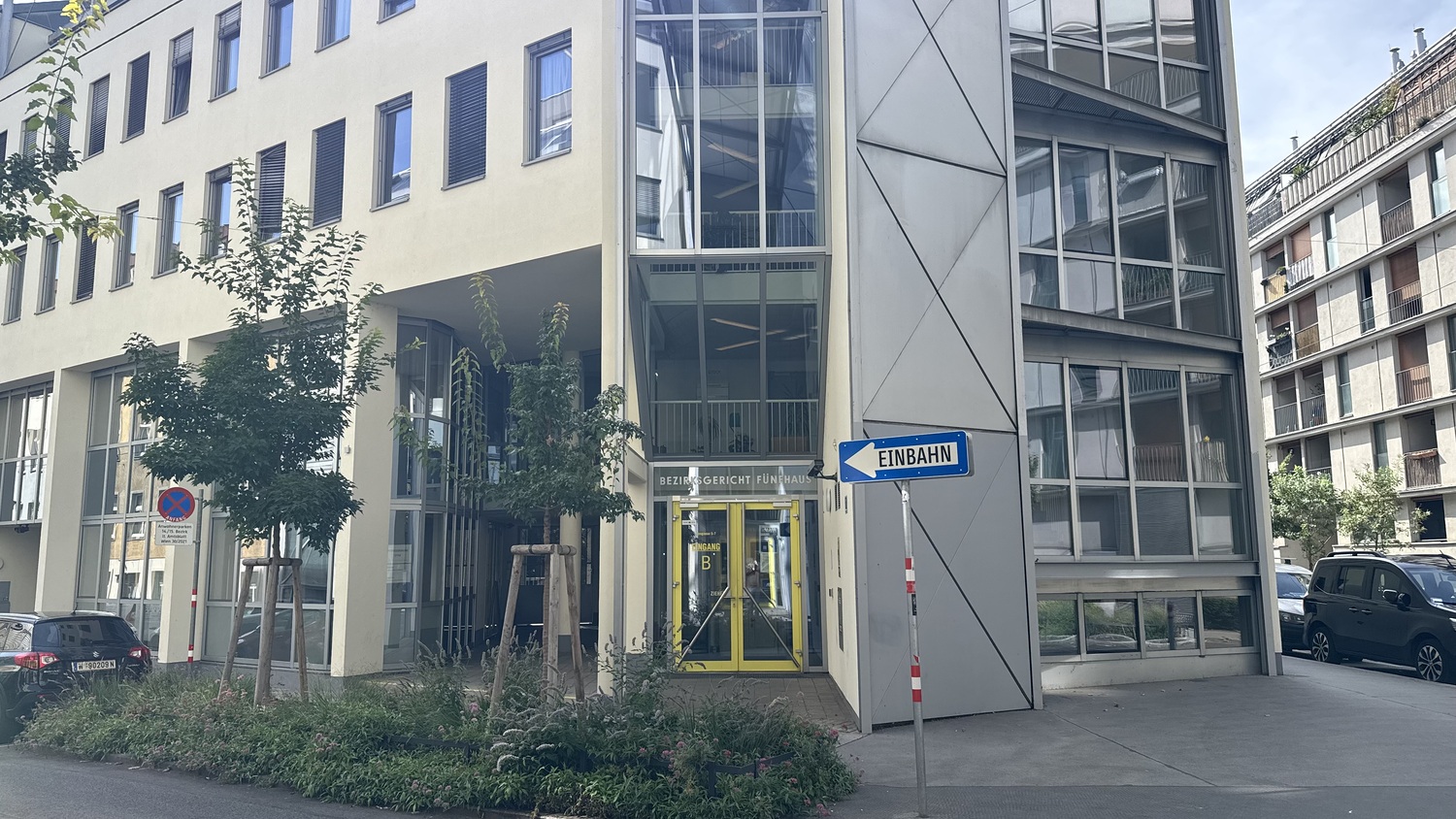 Gelber Eingang des Bezirksgerichts Fünfhaus