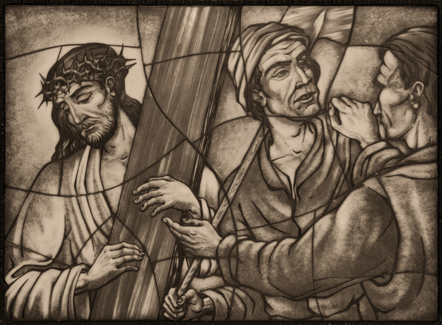 Jesus wird immer schwächer und kann das Kreuz kaum mehr tragen. Die Soldaten befehlen dem Bauern Simon von Cyrene, das Kreuz zu tragen., Mt 27,32 (vgl. auch Mk 15,21; Lk 23,26), Bad Schönau; Marienkirche