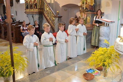 Neue Minis in die Ministrantenschar aufgenommen.