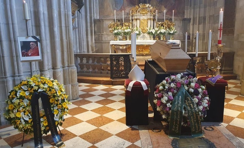Leichnam von Weihbischof Krätzl im Wiener Stephansdom aufgebahrt