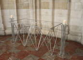 Altar groß mit Altarstein und Kantenleiste, Bodenständer für Kerzen, LED Kerze mit Glasteller
