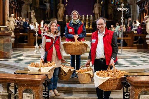 MitarbeiterInnen des Schulamts verteilen die Klemensweckerl.