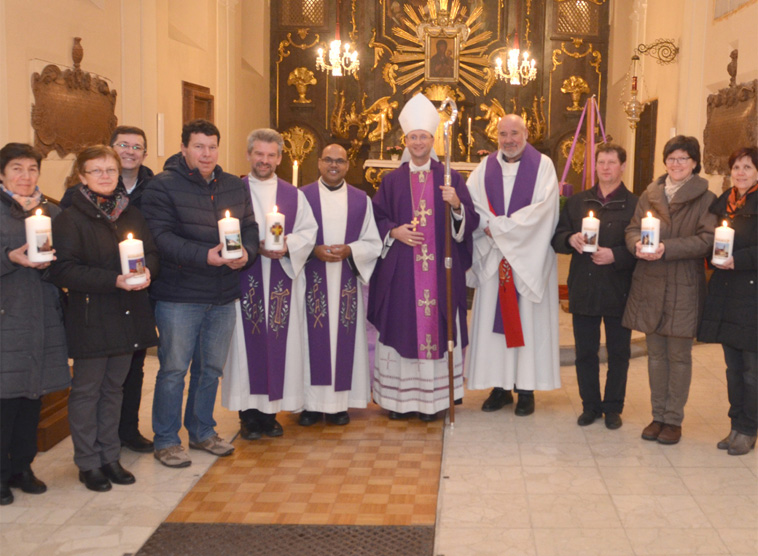 Am Beginn der Festmesse segnete und entzündete Weihbischof Stephan Turnovszky die eigens anlässlich der Visitation für jede Pfarrgemeinde gestaltete Kerze, auf der auch das neue Logo des Entwicklungsraumes aufgedruckt ist.