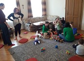 Mamis und Kinder beim Spielen