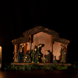 Licht ist ein Symbol in allen Kulturen und Religionen. Es schenkt Geborgenheit und besiegt die Dunkelheit. Im Christentum ist die Osterkerze Vorbild für alle anderen brennenden Kerzen und Symbol für Christi Sieg über den Tod und die Finsternis des Bö