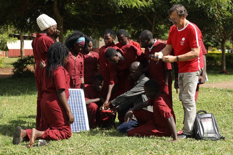 Jugend Eine Welt-Senior Expert Josef Loderbauer (rechts) bei seiner Arbeit vor Ort mit künftigen SolartechnikerInnen