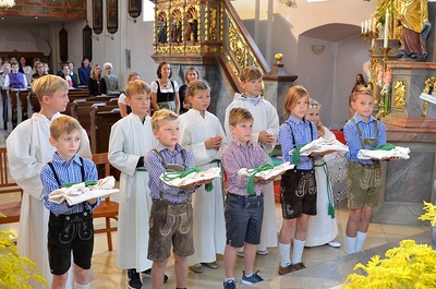 Neue Minis in die Ministrantenschar aufgenommen.