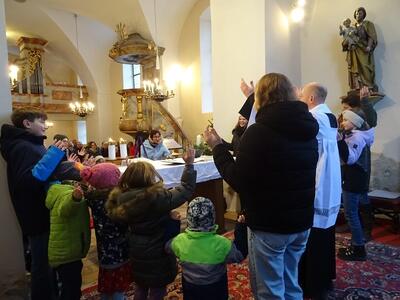 Krippenandacht in der Kirche in Ameis