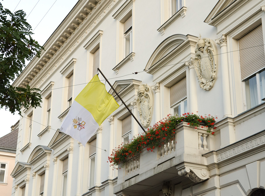 Die päpstliche Fahne weht vom Balkon der Apostolischen Nuntiatur