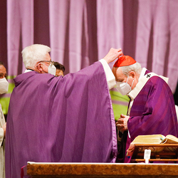 Kardinal Schönborn spendet das Aschenkreuz